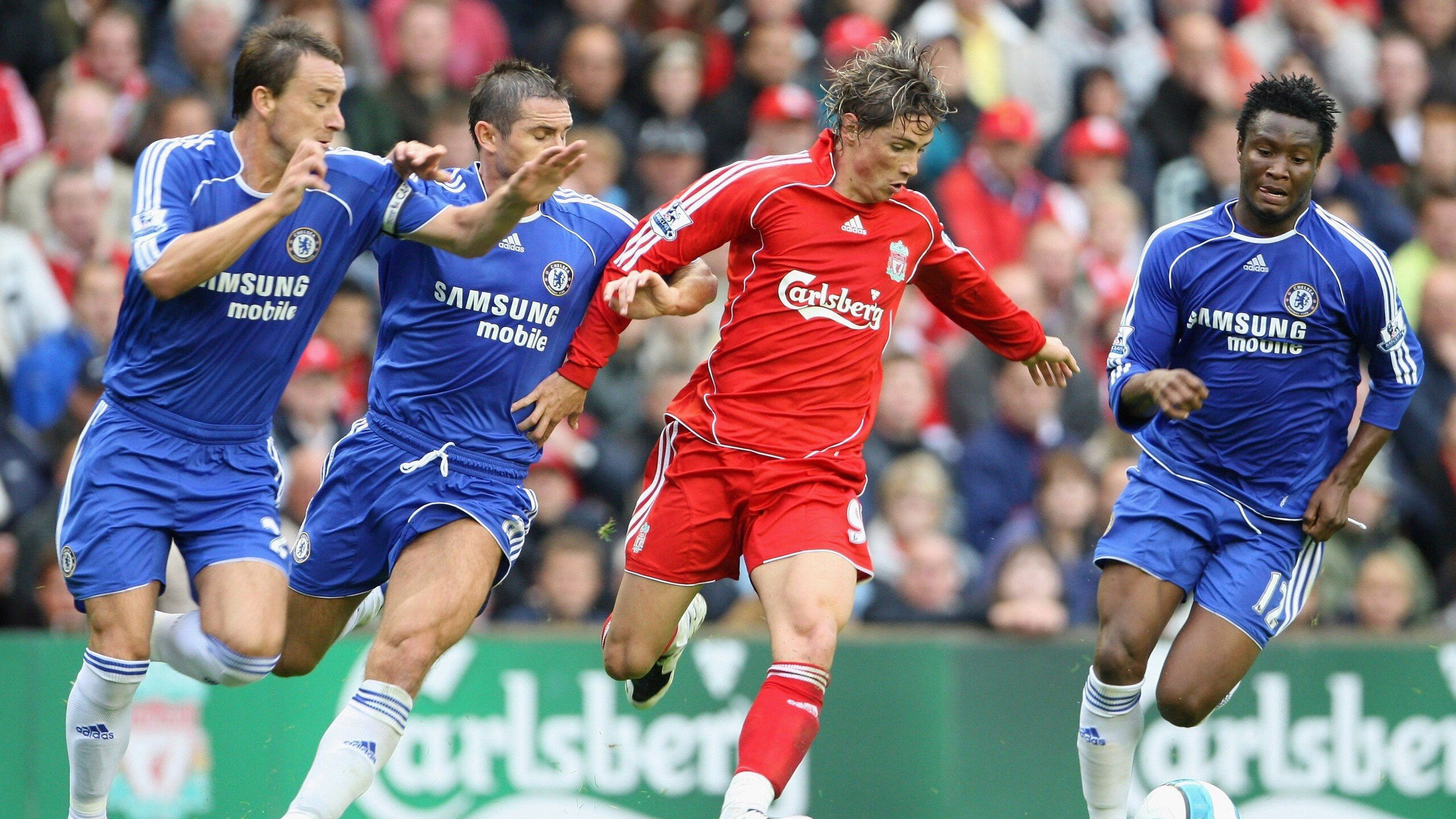 切尔西女足夺冠后球员庆祝画面，切尔西女足队长