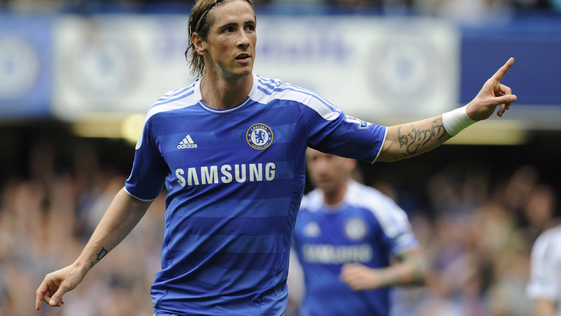 激动人心的足球比赛中球队控球优势明显，足球的控球技能训练